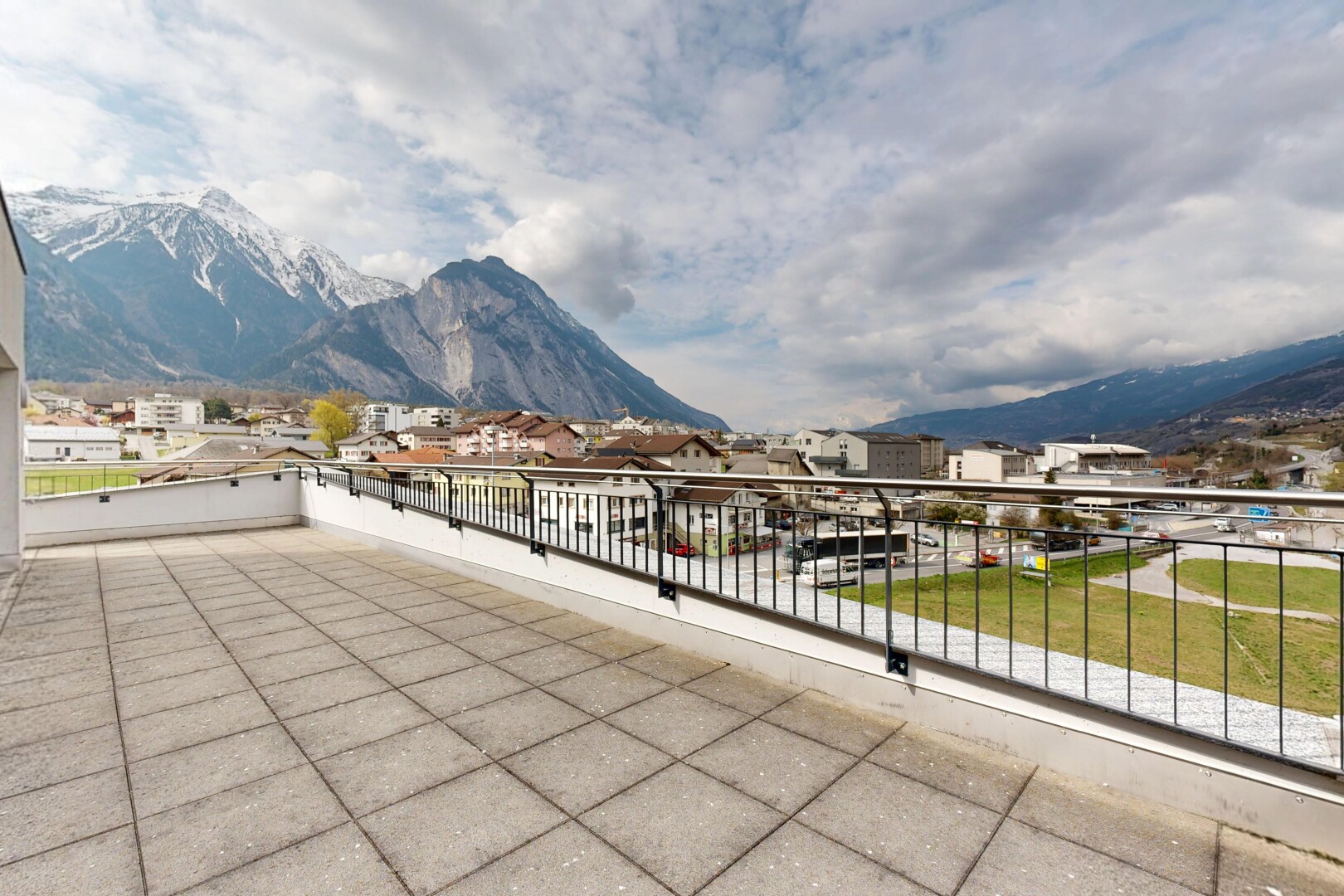 terrasse avec vue sur la montagne et balcon