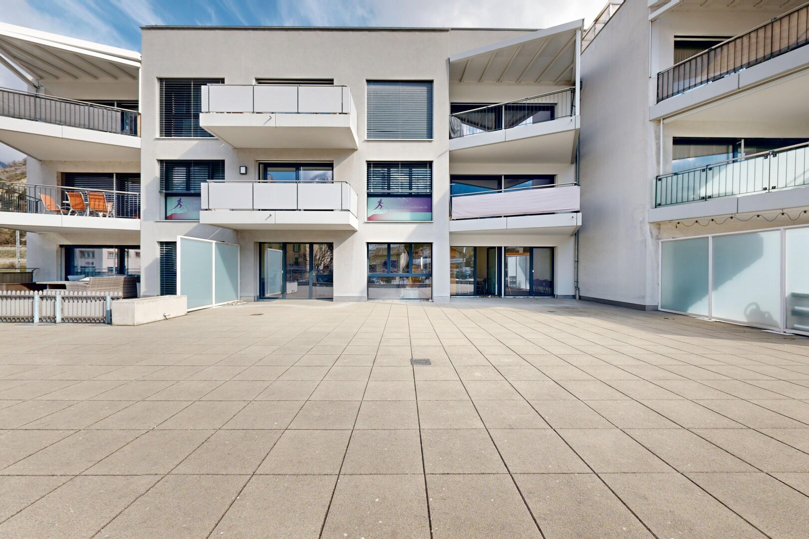extérieur du bâtiment avec vue sur le complexe d'appartements