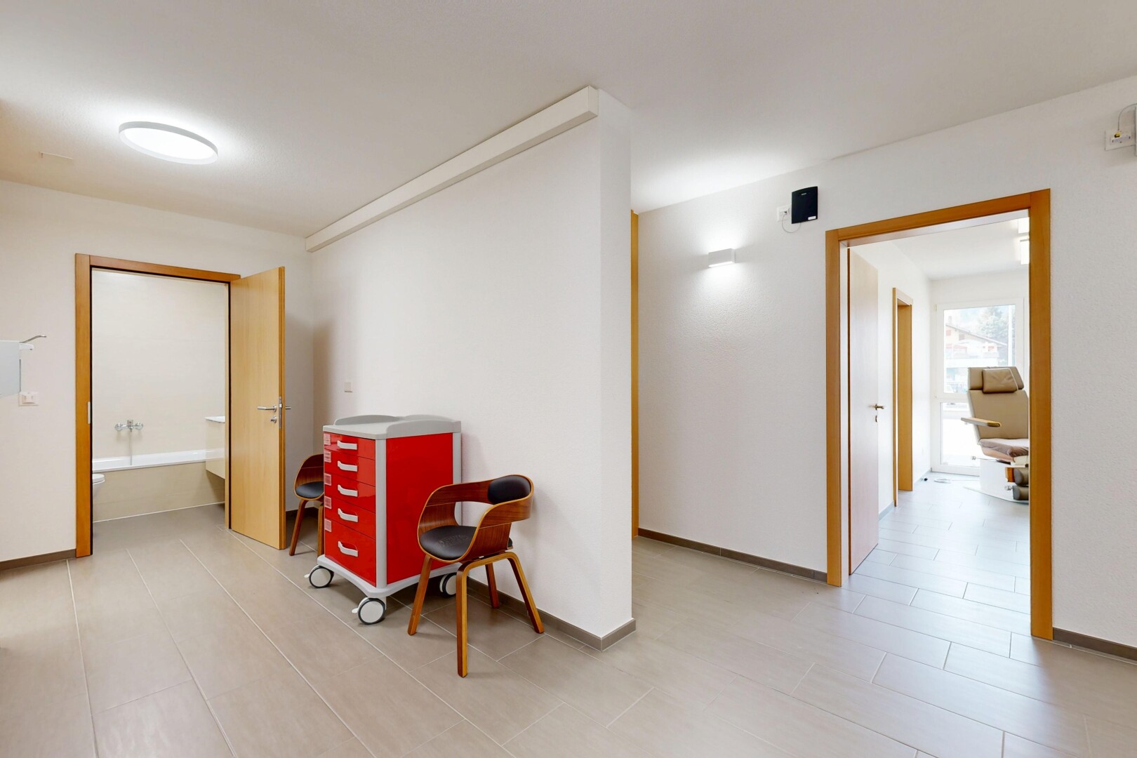 salle à manger avec lumière naturelle, plinthes murales, et cloison sèche