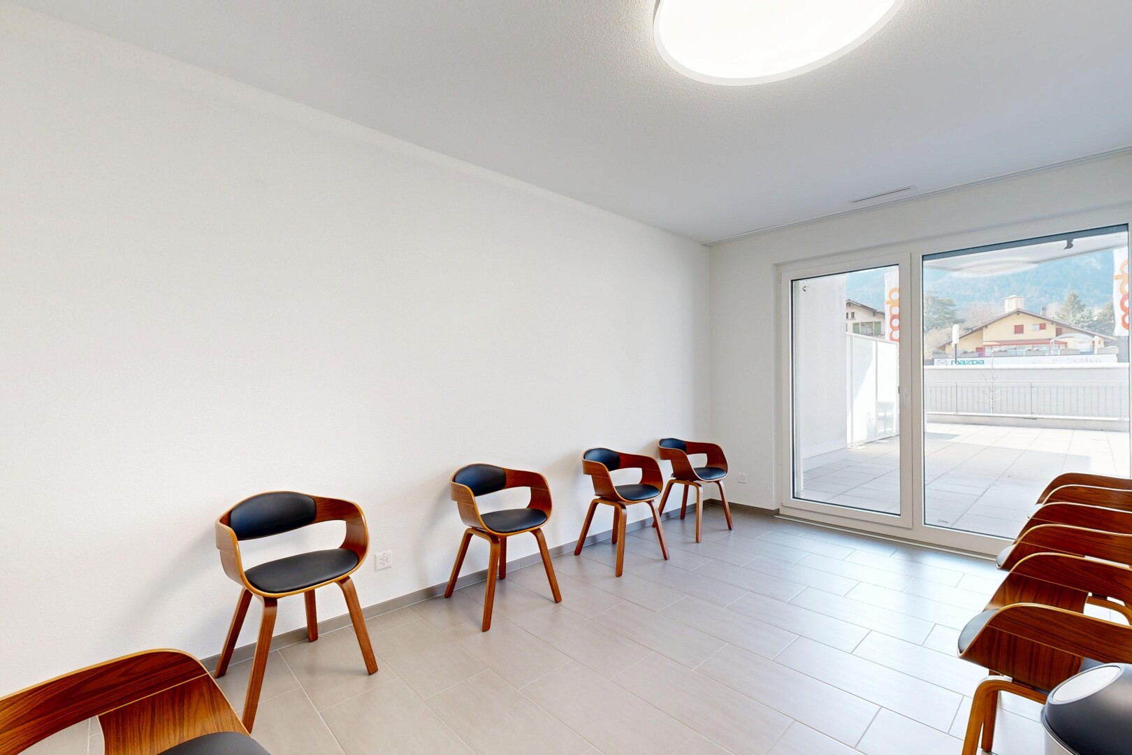 espace intérieur avec lumière naturelle et cloison sèche