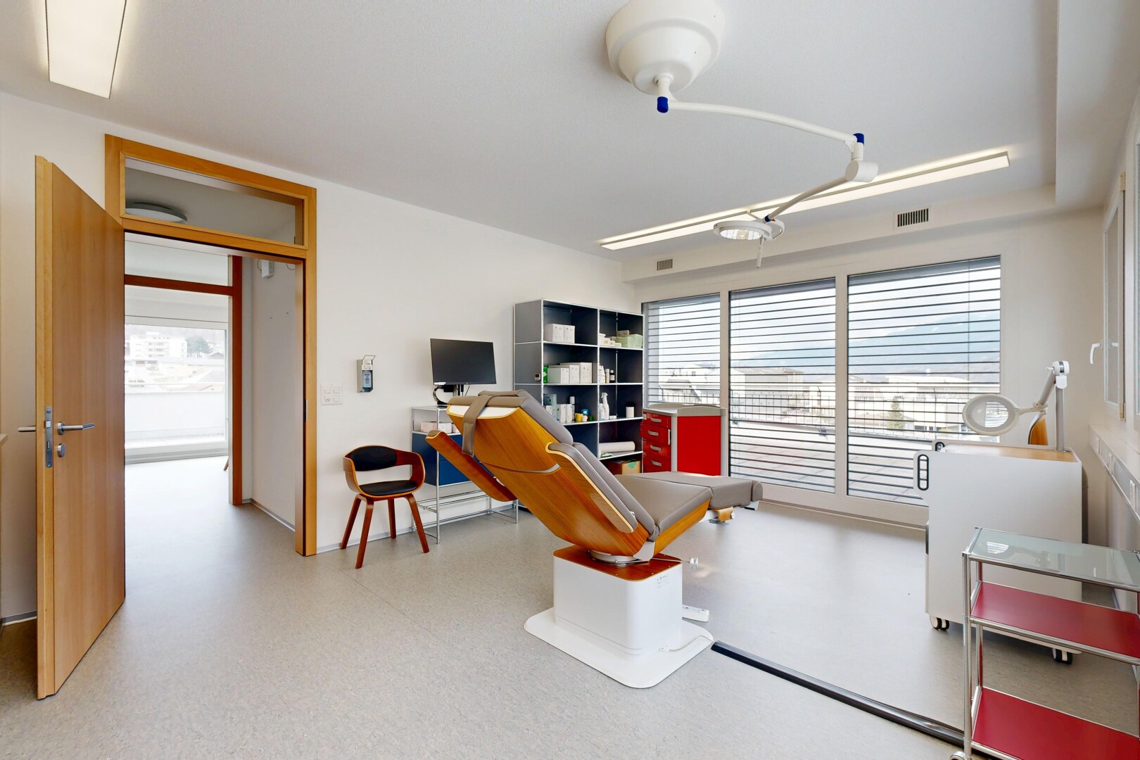 bureau avec télévision, lumière naturelle, sol en vinyle, cloison sèche, et ventilation