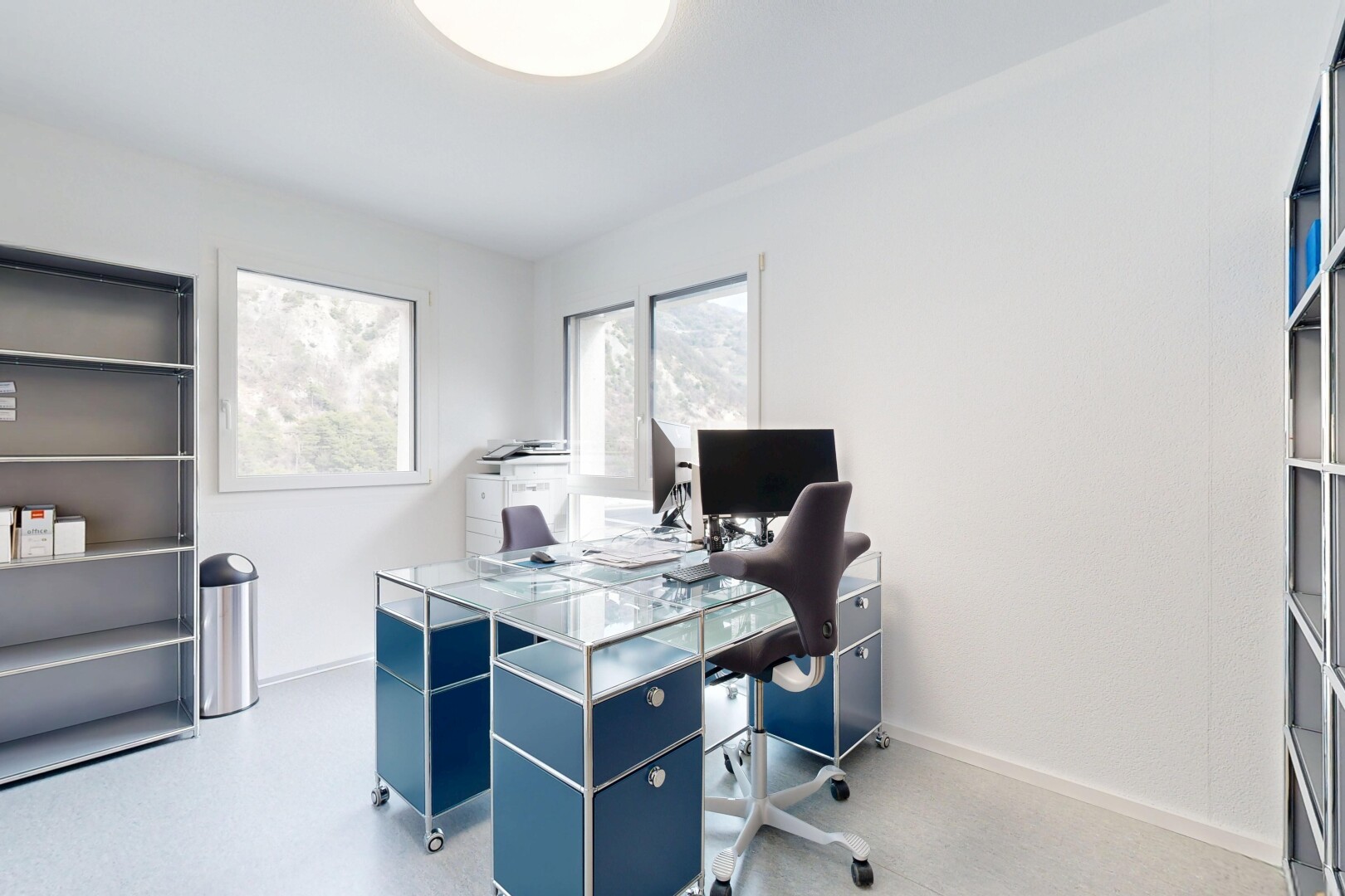 bureau avec espace bureau, télévision, cloison sèche, et lumière naturelle