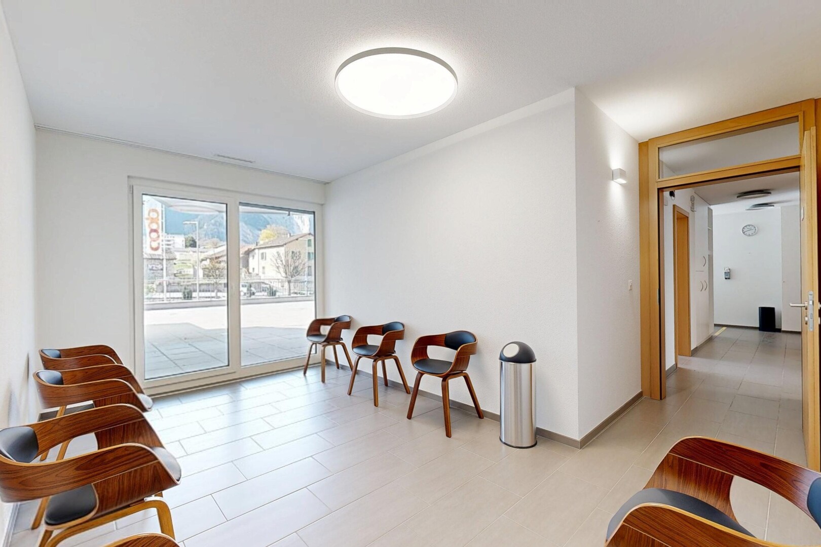 espace intérieur avec plinthes murales, cloison sèche, et lumière naturelle
