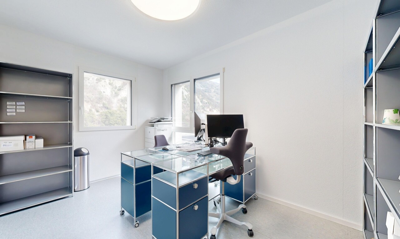 bureau avec espace bureau, télévision, cloison sèche, et lumière naturelle