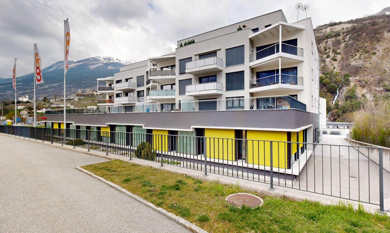 extérieur du bâtiment avec vue sur la montagne et clôture