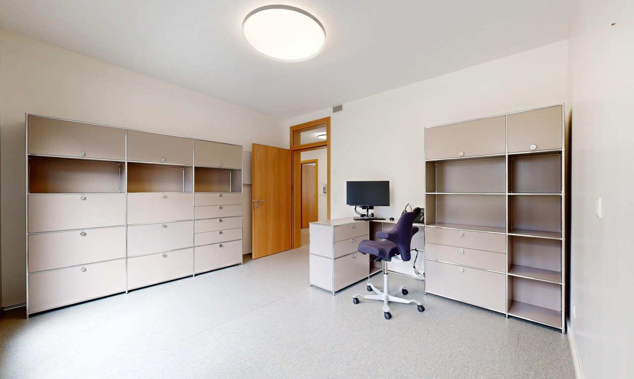 bureau avec ventilation, télévision, cloison sèche, et espace bureau