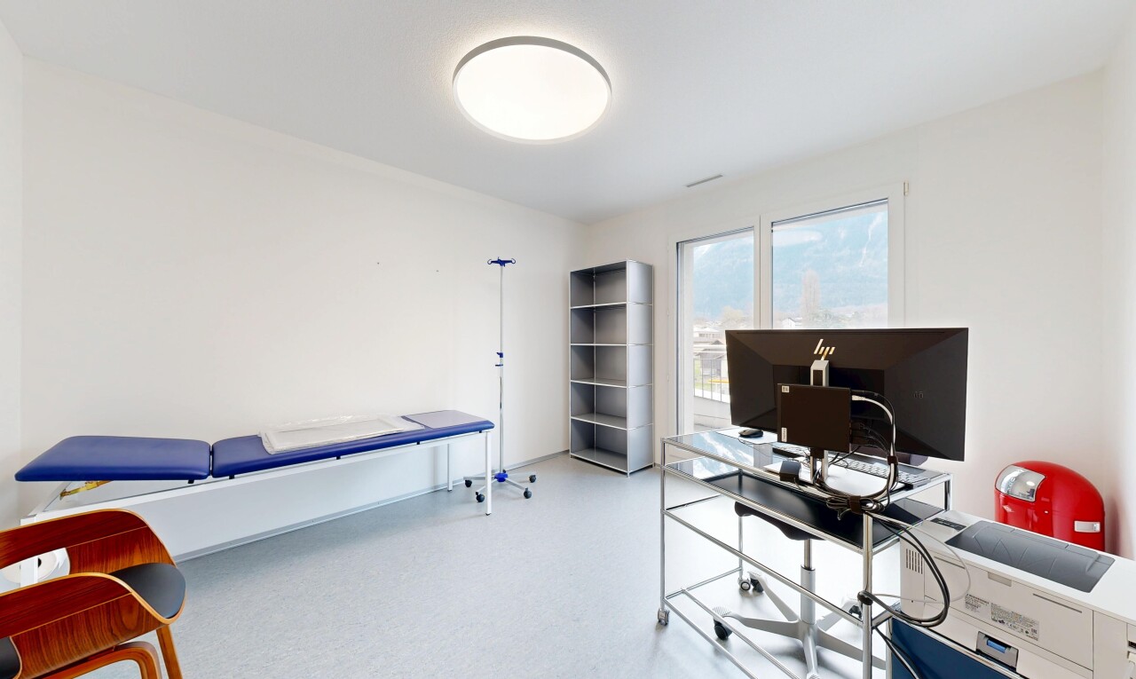 chambre avec espace bureau, télévision, lumière naturelle, et cloison sèche