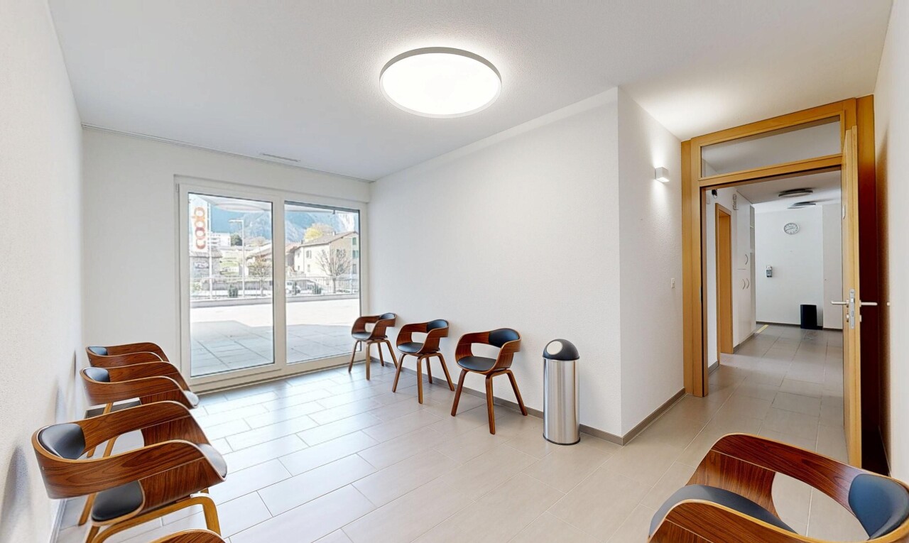 espace intérieur avec plinthes murales, cloison sèche, et lumière naturelle