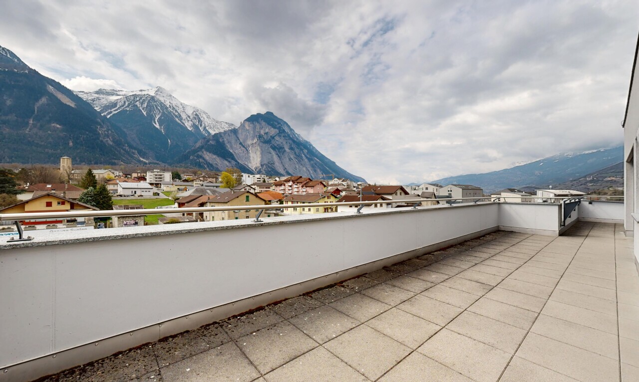 terrasse avec vue sur la montagne et balcon