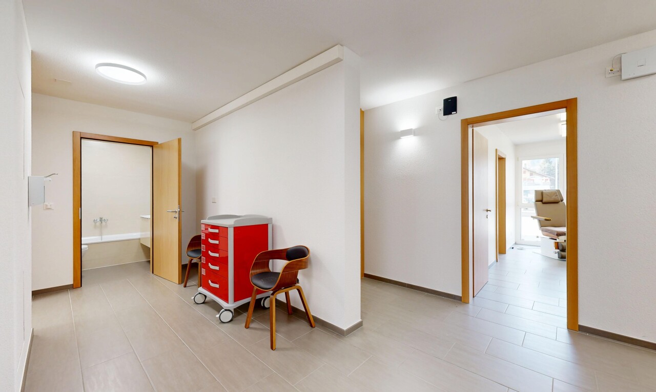 salle à manger avec lumière naturelle, plinthes murales, et cloison sèche
