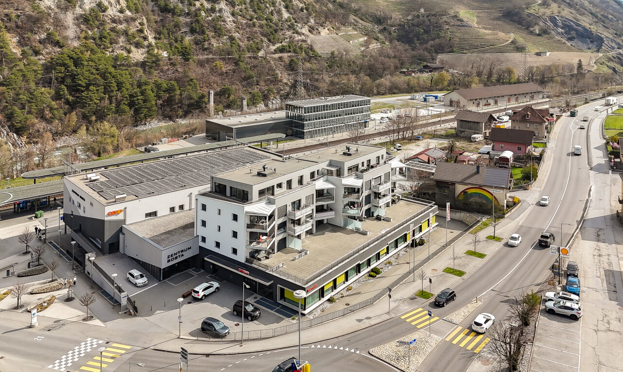 extérieur du bâtiment avec terrain vierge