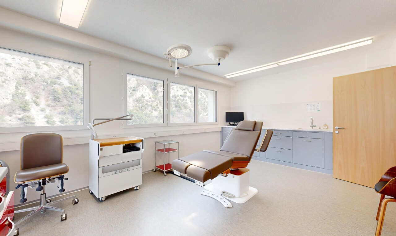 bureau avec télévision, cloison sèche, espace bureau, lumière naturelle, et évier