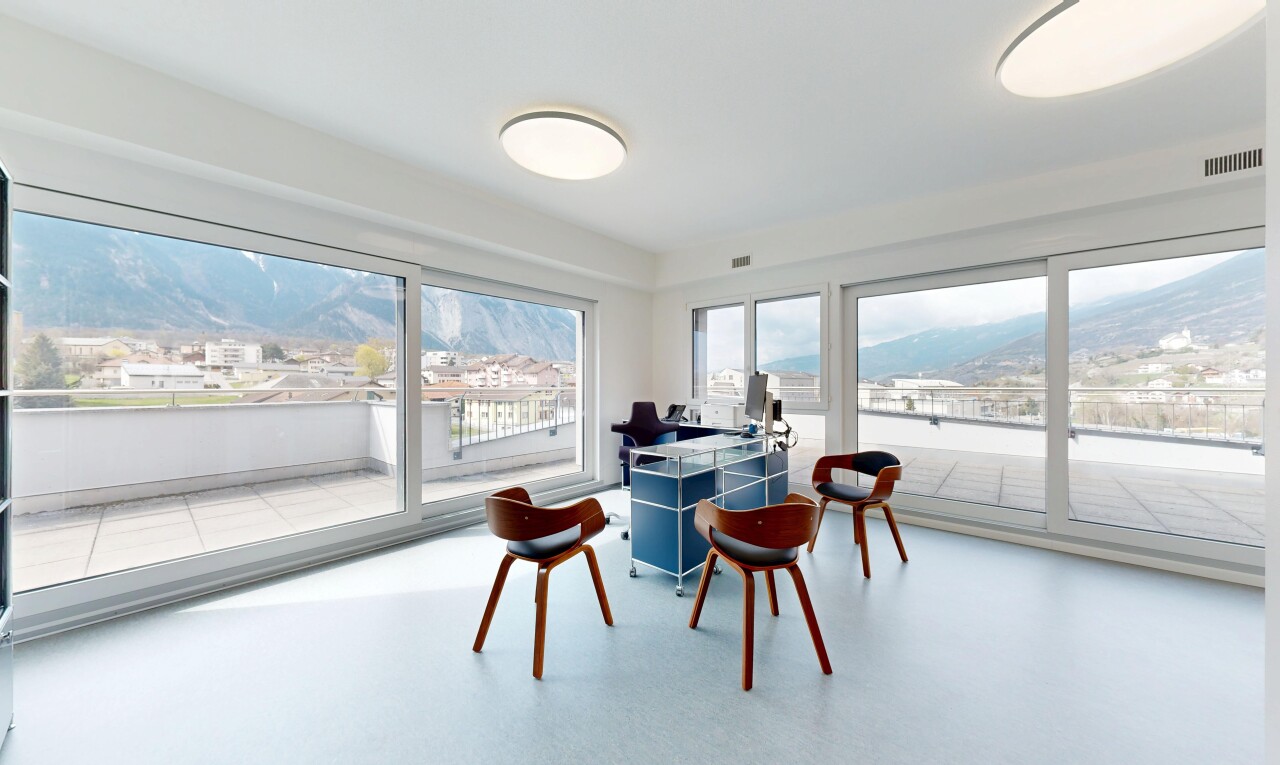 salle à manger avec lumière naturelle, vue sur la montagne, et cloison sèche