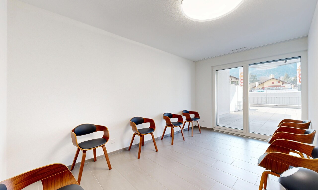 espace intérieur avec lumière naturelle et cloison sèche