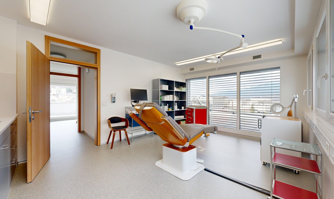 bureau avec télévision, lumière naturelle, sol en vinyle, cloison sèche, et ventilation