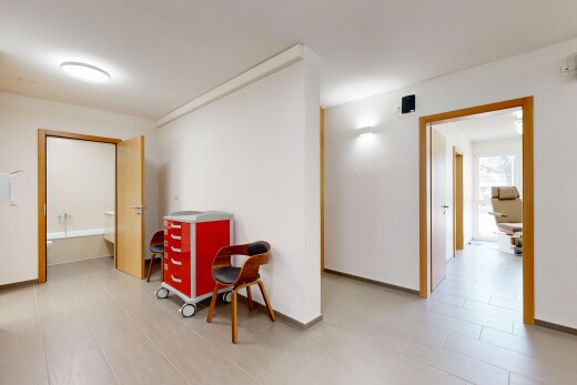 salle à manger avec lumière naturelle, plinthes murales, et cloison sèche