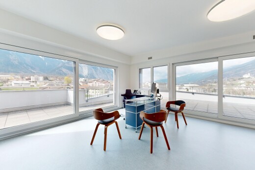 salle à manger avec lumière naturelle, vue sur la montagne, et cloison sèche