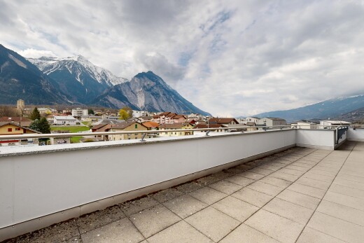 terrasse avec vue sur la montagne et balcon