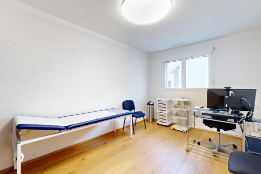 chambre avec sol en finition bois, télévision, espace bureau, lumière naturelle, et cloison sèche