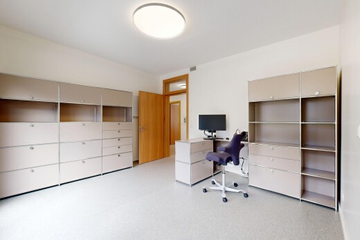 bureau avec ventilation, télévision, cloison sèche, et espace bureau