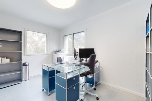 bureau avec espace bureau, télévision, cloison sèche, et lumière naturelle