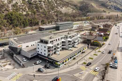 extérieur du bâtiment avec terrain vierge