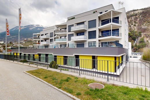 extérieur du bâtiment avec vue sur la montagne et clôture