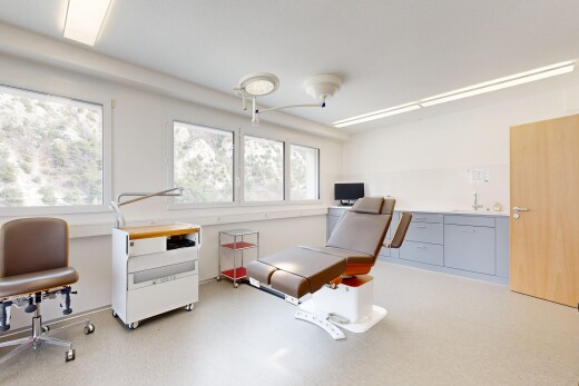 bureau avec télévision, cloison sèche, espace bureau, lumière naturelle, et évier