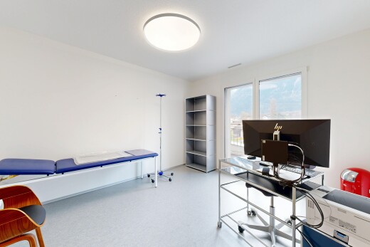 chambre avec espace bureau, télévision, lumière naturelle, et cloison sèche