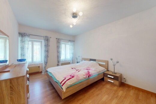 zimmer / schlafzimmer mit natural light, natürliches licht, wood finish floor, holzfußboden, und drywall