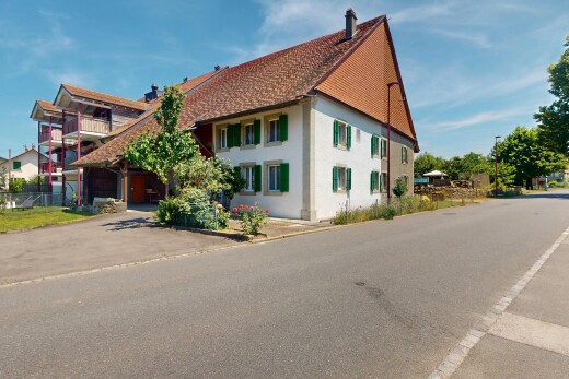 außenansicht mit property visible, day time, schornstein, und zaun