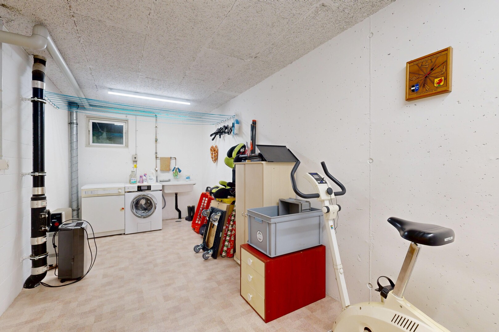 buanderie avec lave-linge et sèche-linge séparés, sous-sol, inside property, carpet, et moquette