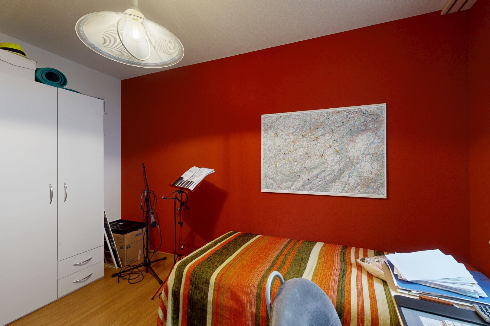chambre avec drywall, cloison sèche, inside property, wood finish floor, et sol en finition bois