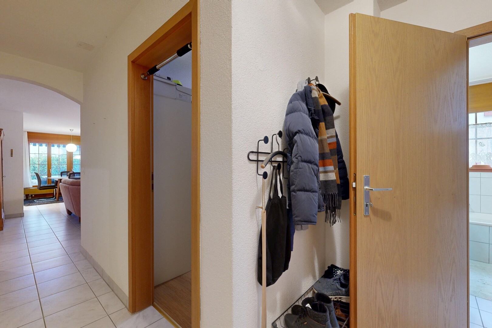 couloir avec natural light, lumière naturelle, passages en arc, tile floor, et sol en carrelage