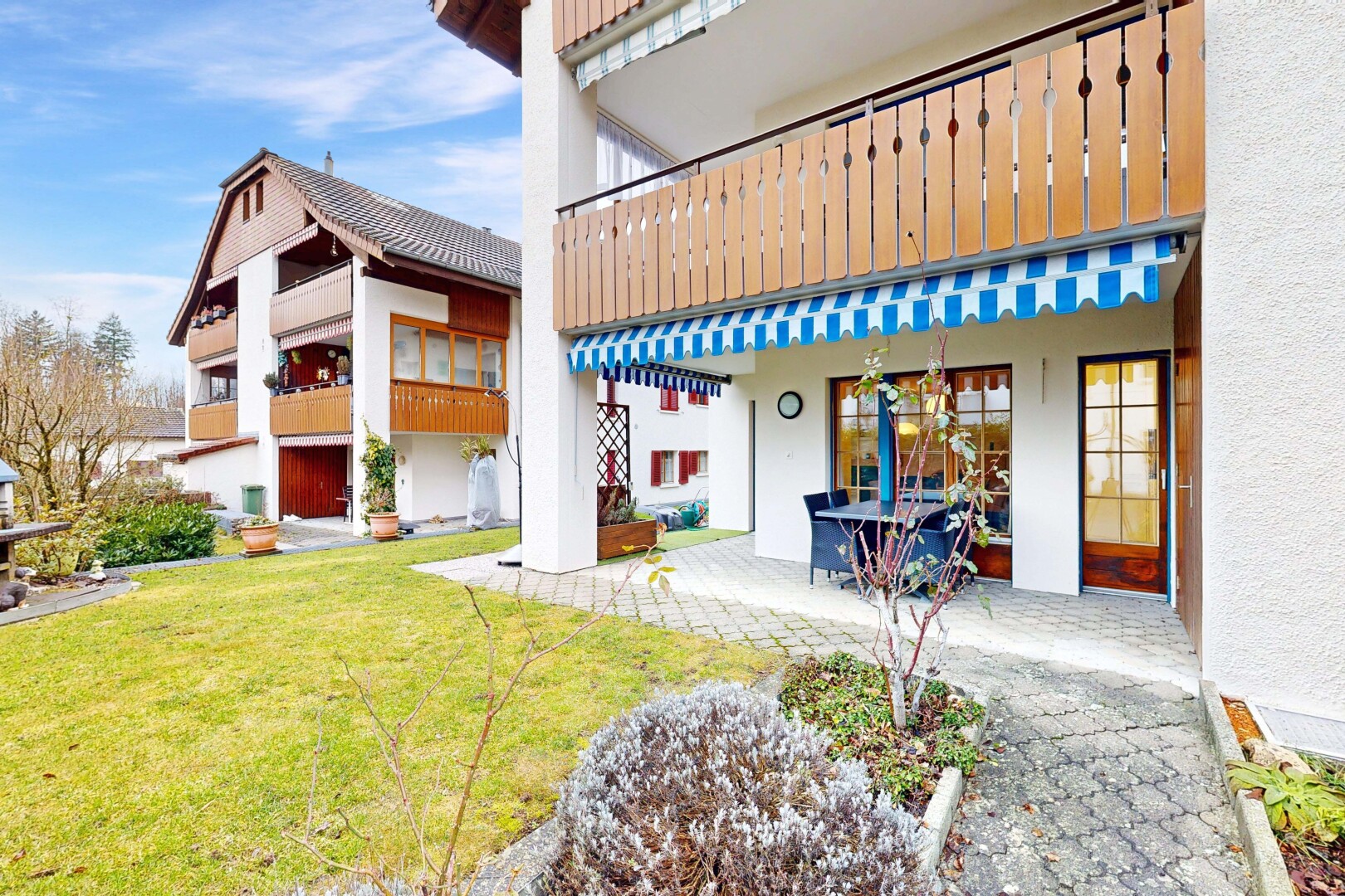 extérieur du bâtiment avec day time et auvent