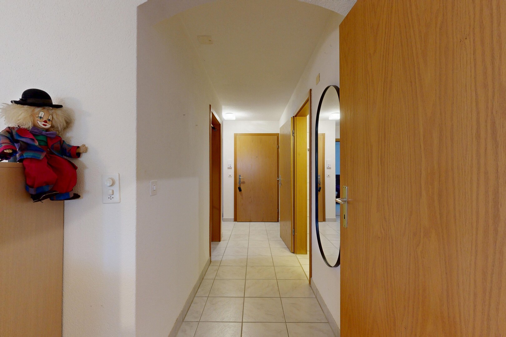 couloir avec drywall, cloison sèche, tile floor, sol en carrelage, et inside property
