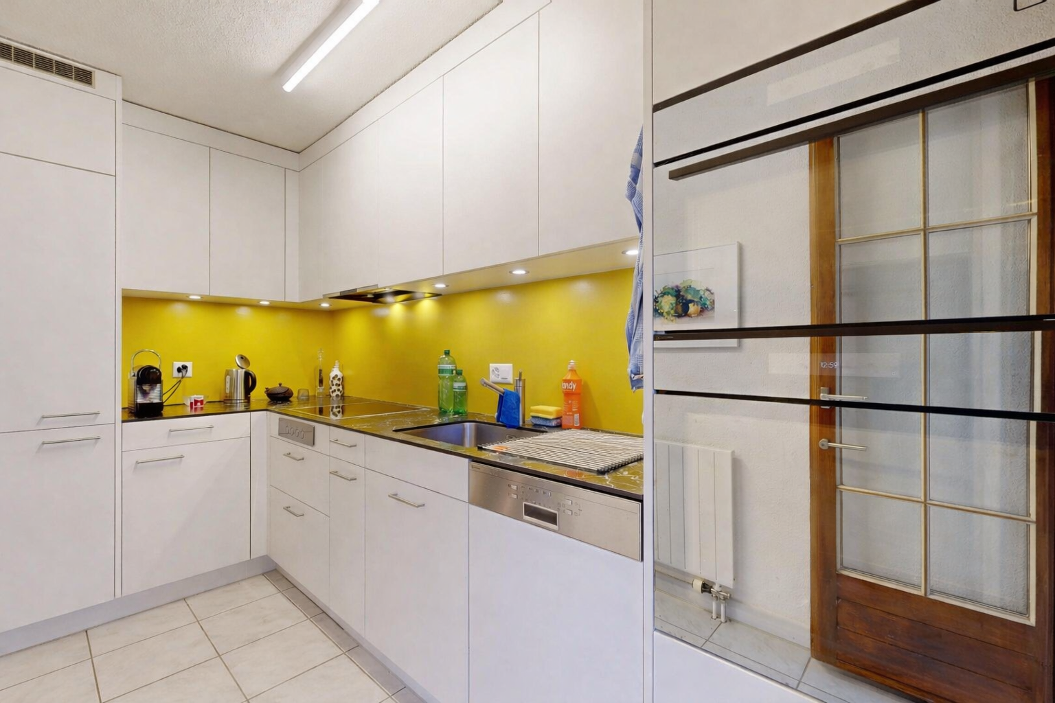 cuisine avec lave-vaisselle, light floor, armoires blanches, white cabinets, et inside property