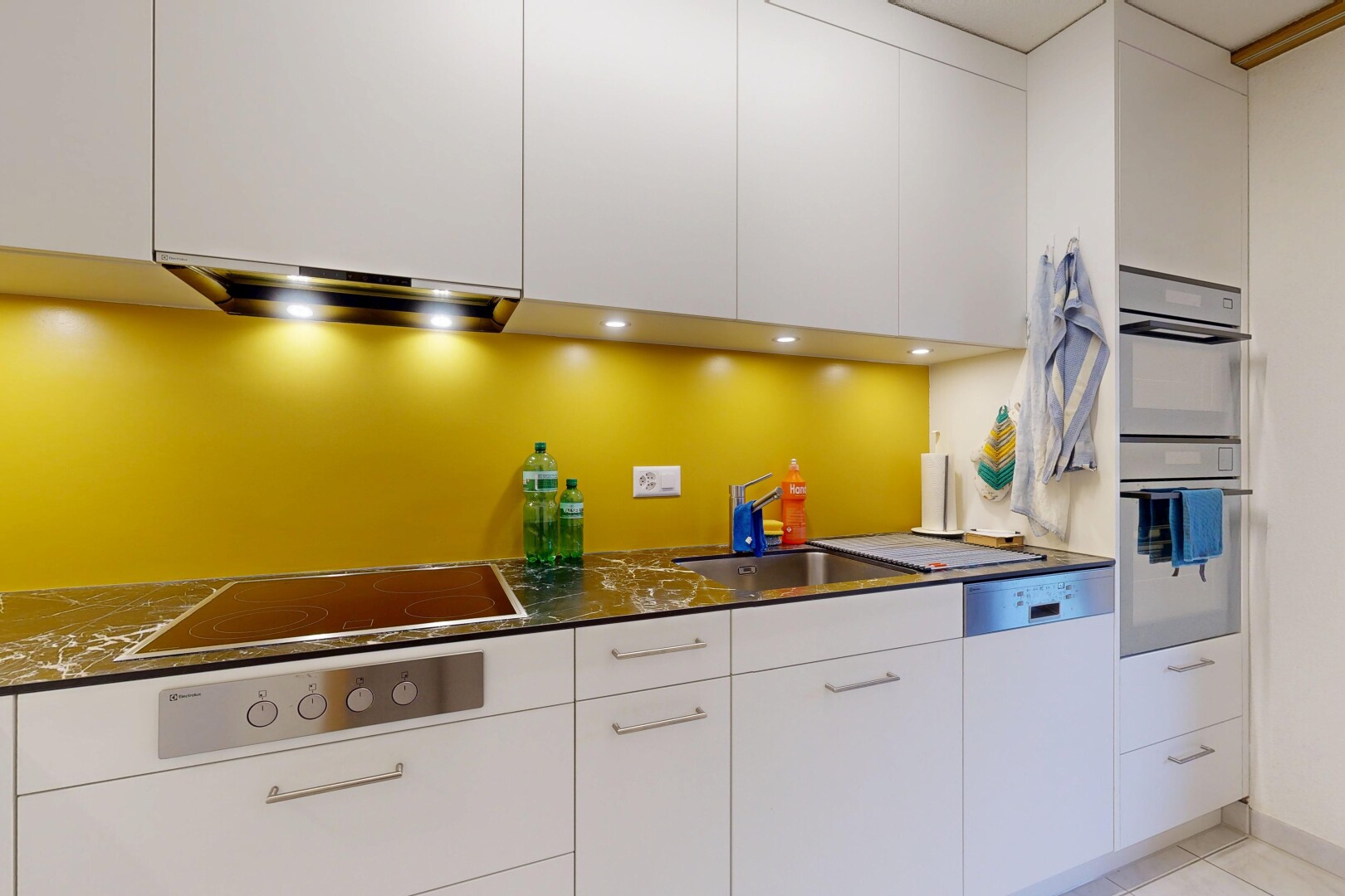 cuisine avec armoires blanches, white cabinets, armoires à panneau plat, flat panel cabinets, et inside property