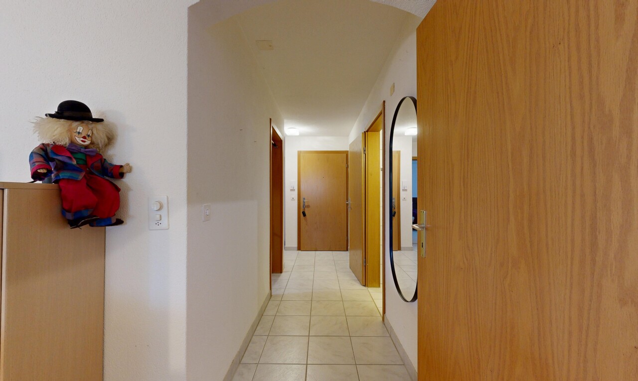 couloir avec drywall, cloison sèche, tile floor, sol en carrelage, et inside property
