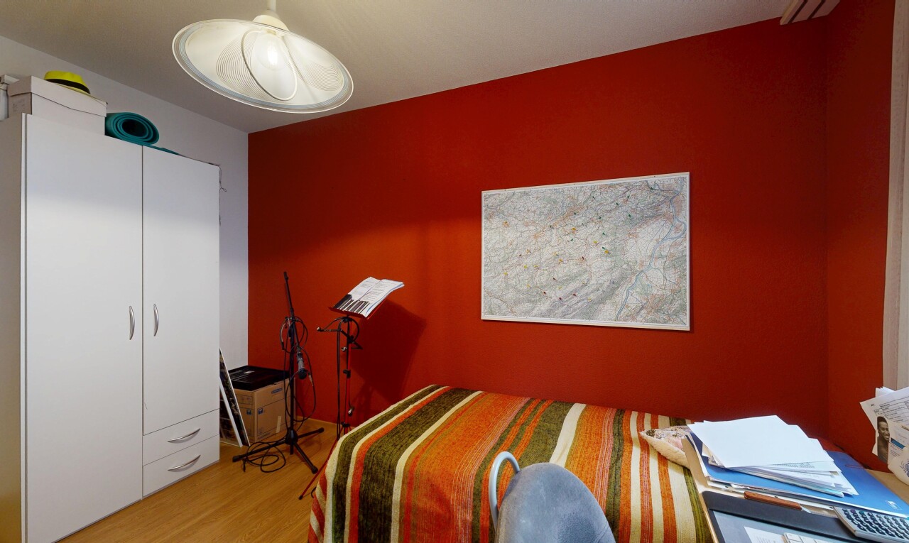 chambre avec drywall, cloison sèche, inside property, wood finish floor, et sol en finition bois