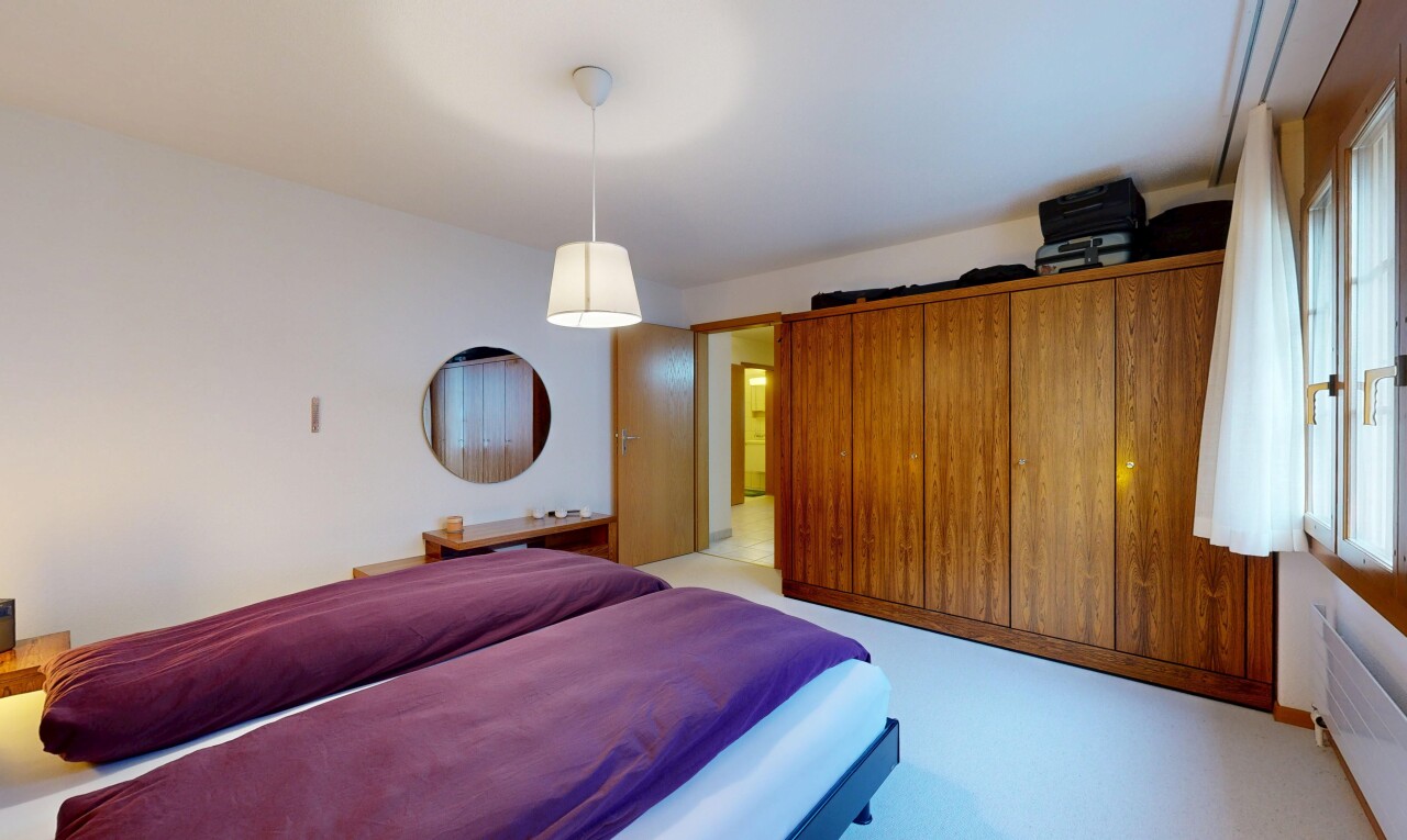 chambre avec inside property, drywall, cloison sèche, light floor, et salle de bain attenante