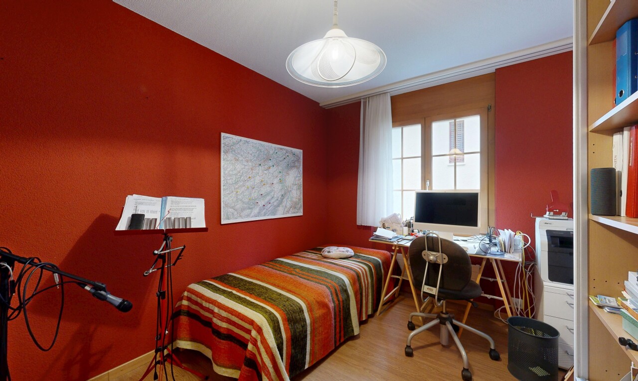 chambre avec drywall, cloison sèche, wood finish floor, sol en finition bois, et inside property
