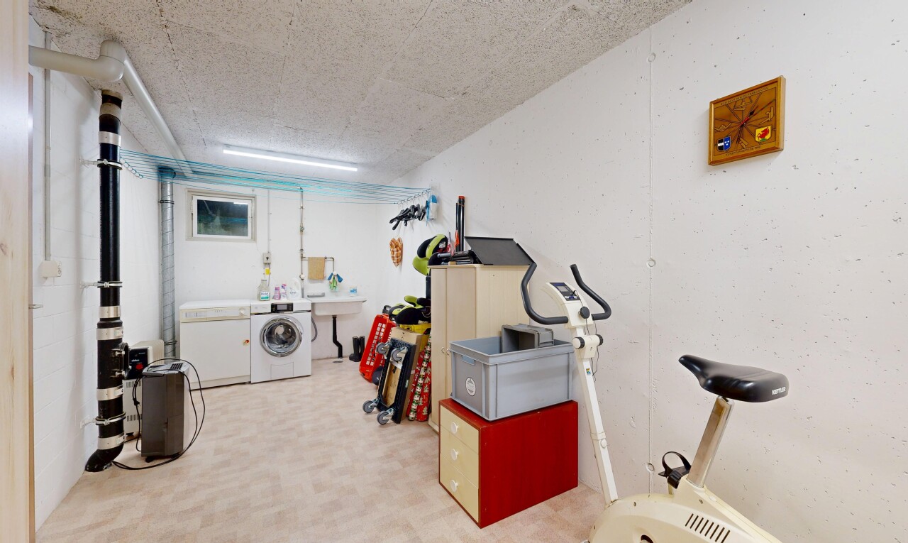buanderie avec lave-linge et sèche-linge séparés, sous-sol, inside property, carpet, et moquette