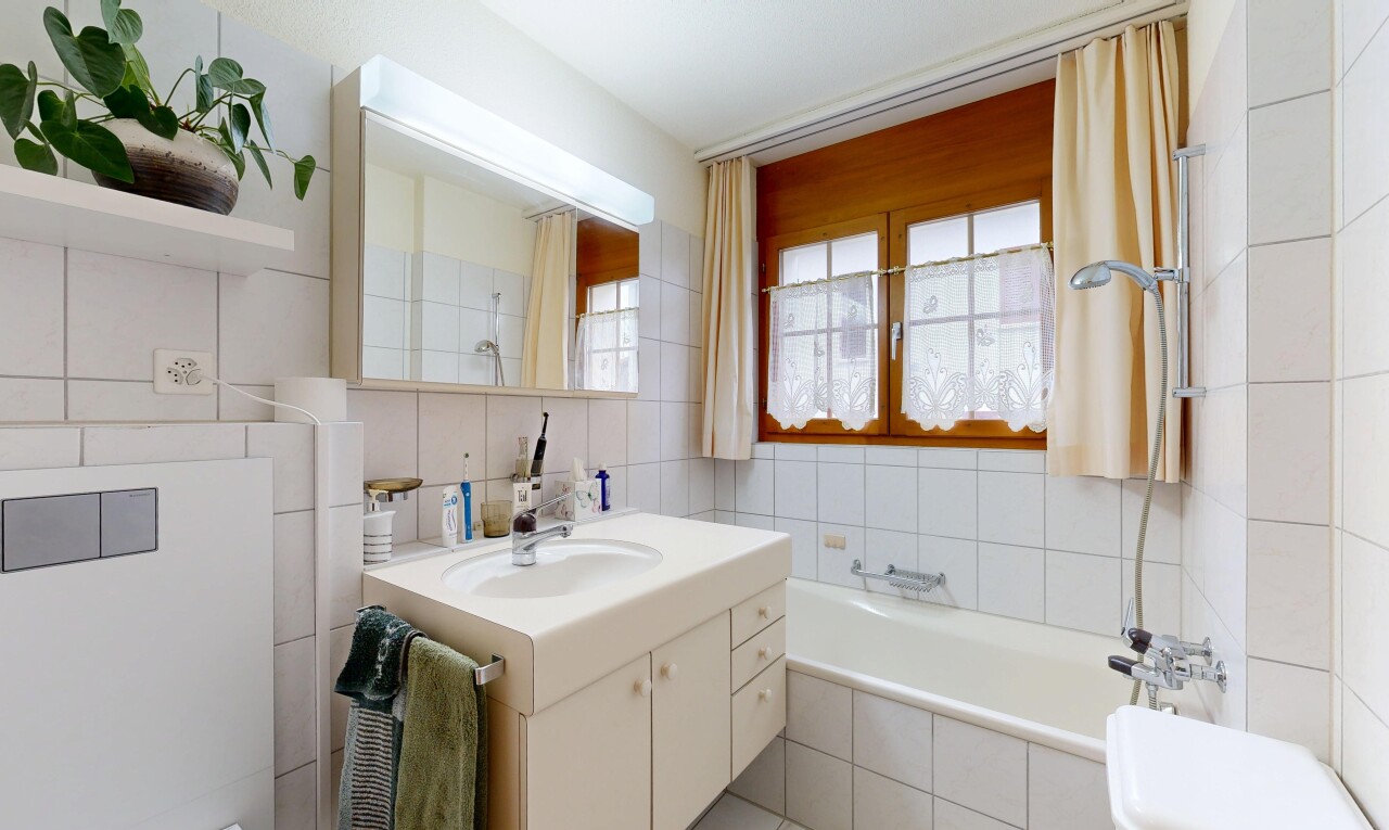 salle de bains avec salle de bain complète, miroir, lavabo (ou coiffeuse selon le contexte), inside property, et tile wall
