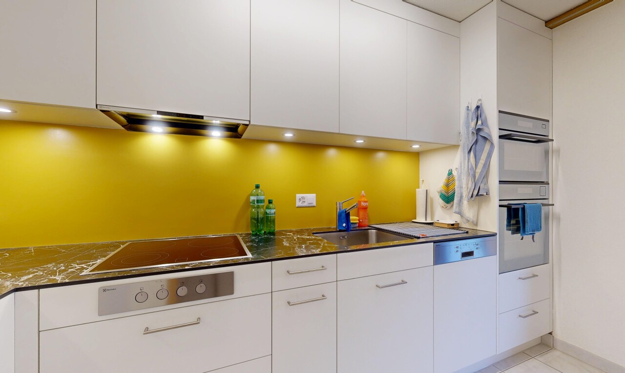 cuisine avec armoires blanches, white cabinets, armoires à panneau plat, flat panel cabinets, et inside property