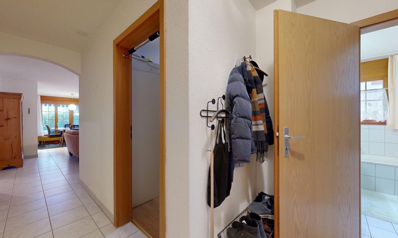 couloir avec natural light, lumière naturelle, passages en arc, tile floor, et sol en carrelage