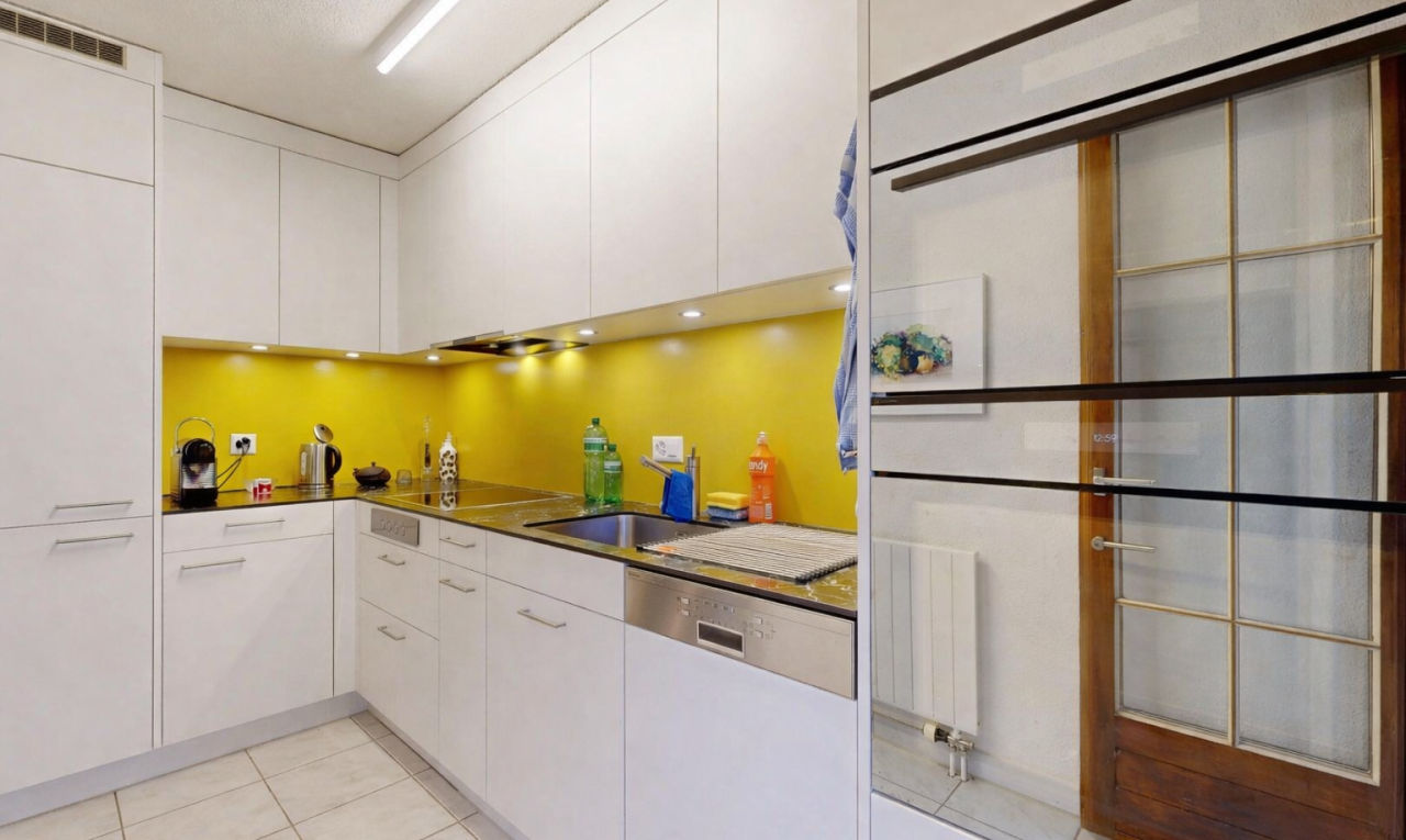 cuisine avec lave-vaisselle, light floor, armoires blanches, white cabinets, et inside property