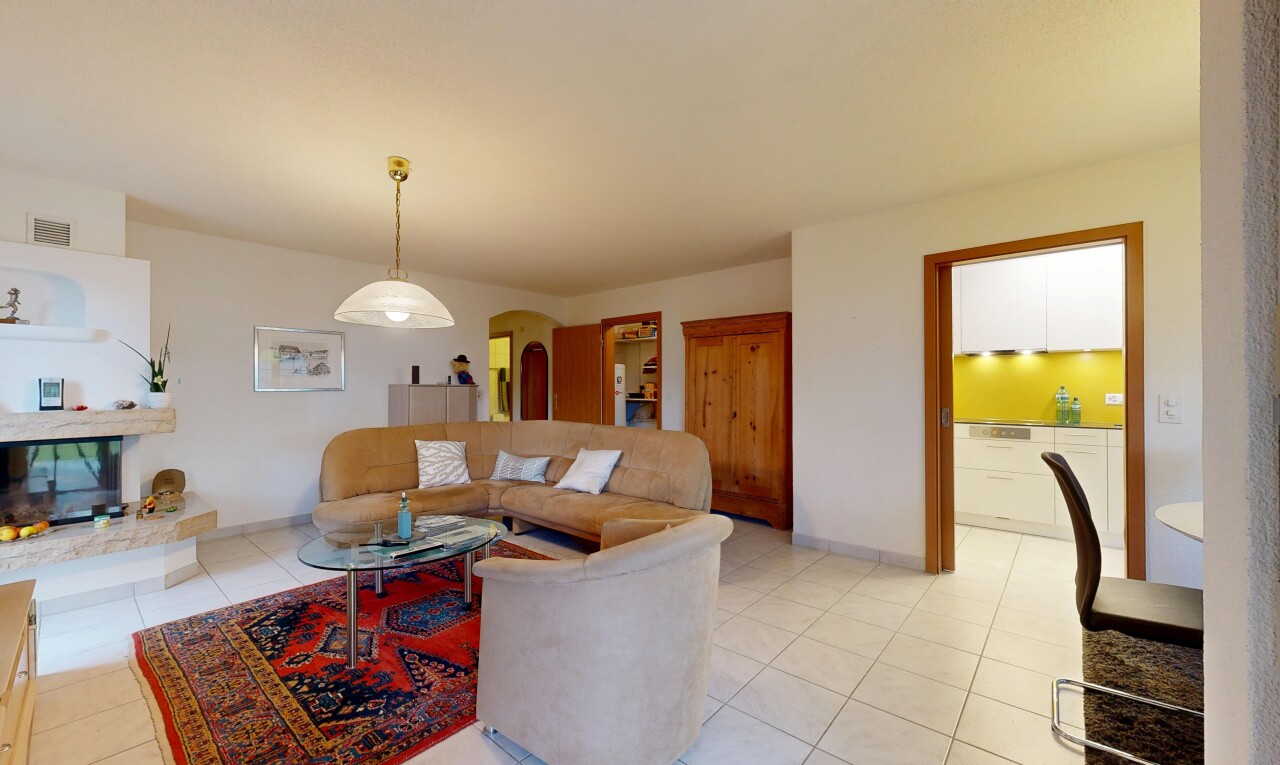 salon avec passages en arc, inside property, drywall, cloison sèche, et tile floor