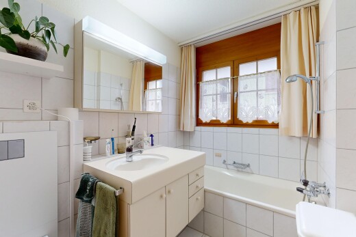 salle de bains avec salle de bain complète, miroir, lavabo (ou coiffeuse selon le contexte), inside property, et tile wall