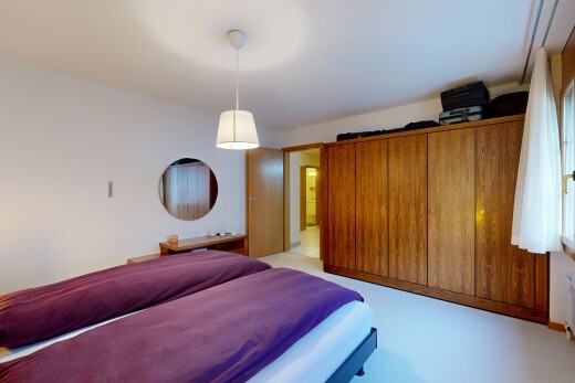 chambre avec inside property, drywall, cloison sèche, light floor, et salle de bain attenante